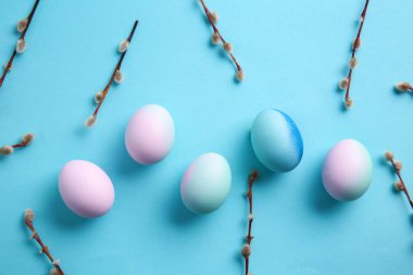 Renkli arka planda güzel Paskalya yumurtaları