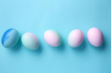 Renkli arka planda güzel Paskalya yumurtaları