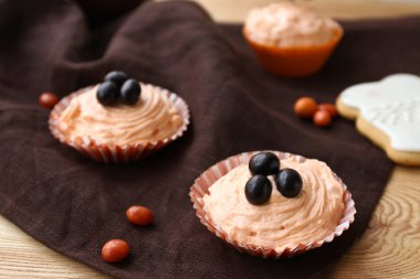 Ahşap masa üzerinde lezzetli Paskalya kek