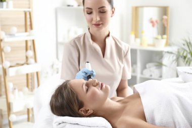 Rf güzellik salonunda kaldırma prosedürü geçiren genç kadın