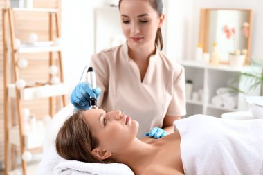 Rf güzellik salonunda kaldırma prosedürü geçiren genç kadın