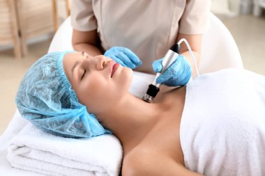 Rf güzellik salonunda kaldırma prosedürü geçiren genç kadın