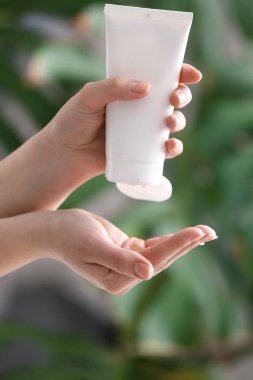 Eller genç kadının evde krem uygulamak