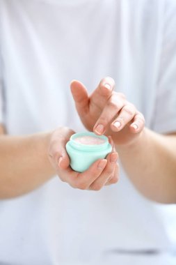 Genç kadın portre el kremi, uygulama