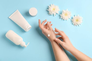 Doğal krem renk arka plan üzerinde eller