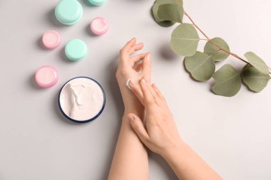 Eller üzerinde açık renkli doğal krem