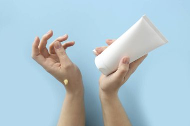 Eller doğal krem renk arka plan üzerinde tuplü