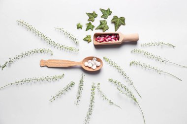 Farklı bitki hapları üzerinde ışık arka plan dayalı.