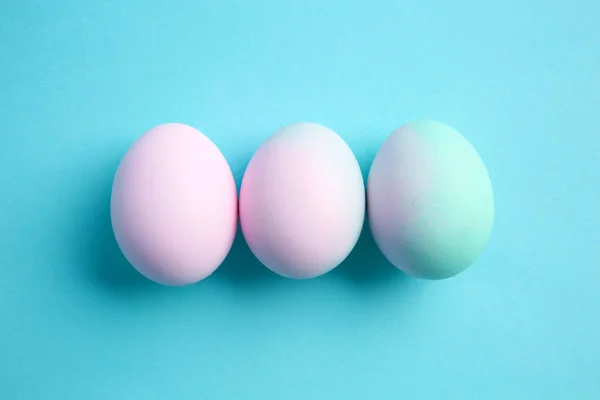 Belle uova di Pasqua su sfondo di colore — Foto Stock