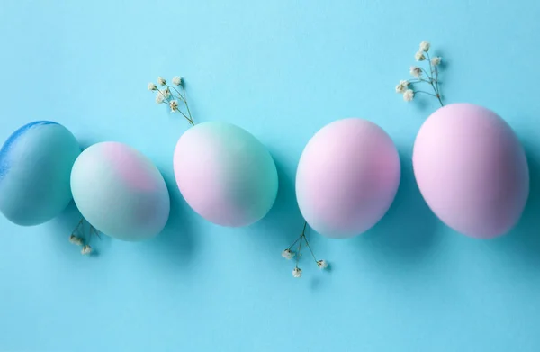 Belos ovos de Páscoa no fundo de cor — Fotografia de Stock