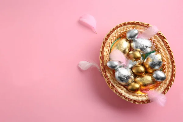 Bandeja de mimbre con hermosos huevos de Pascua sobre fondo de color —  Fotos de Stock