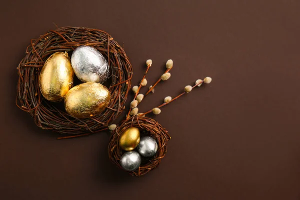 Fészkek szép húsvéti tojást a sötét háttér — Stock Fotó