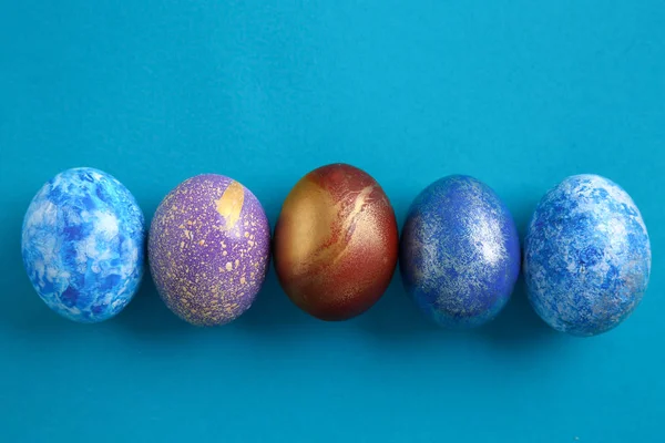 Beaux oeufs de Pâques sur fond de couleur — Photo