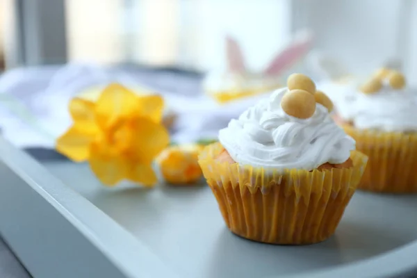 Tasty Easter cupcake on tray, closeup — Stock Photo, Image