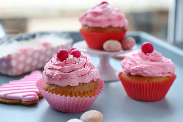 Tasty Easter cupcakes on tray, closeup — Stock Photo, Image