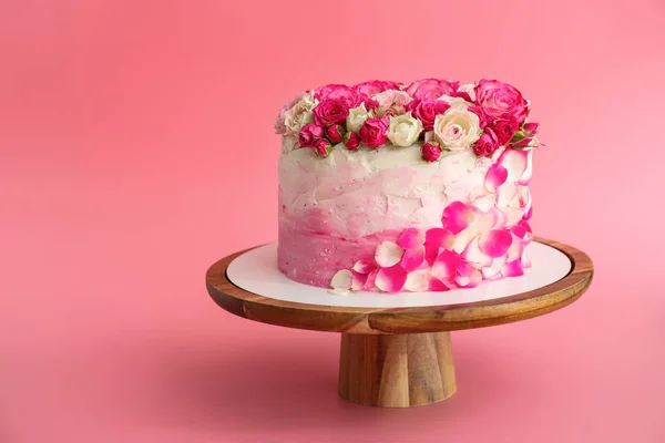 站在美味的生日蛋糕上的颜色背景 — 图库照片