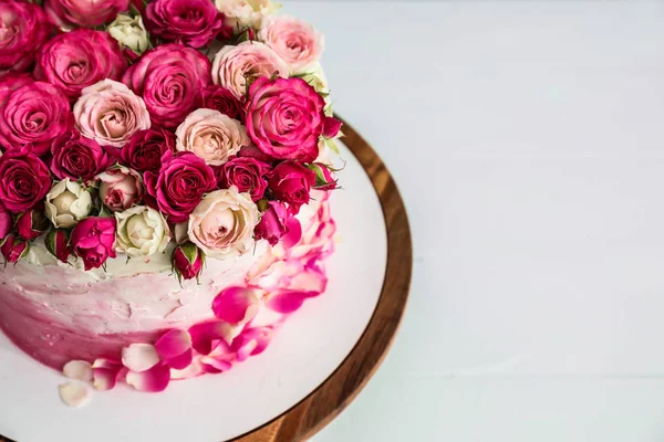 白色桌子上美味的生日蛋糕 — 图库照片