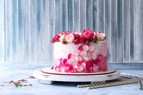 Chutný narozeninový dort na stole — Stock fotografie
