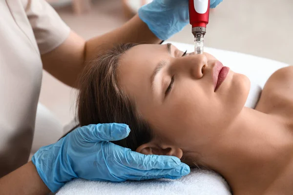 Young woman undergoing procedure of bb glow treatment in beauty salon — Stock Photo, Image