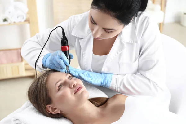 Young woman undergoing procedure of permanent makeup in beauty salon — Stock Photo, Image