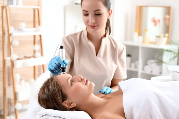 Jeune femme subissant une procédure de levage de rf dans un salon de beauté — Photo