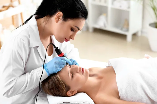 Young woman undergoing procedure of permanent makeup in beauty salon — Stock Photo, Image