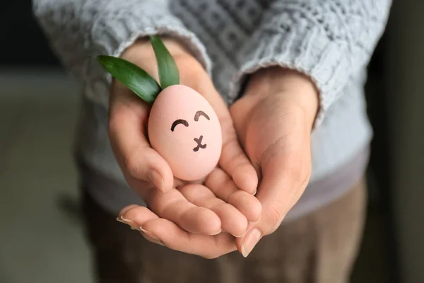 Komik Paskalya yumurtası tutan kadın, kapatmak — Stok fotoğraf