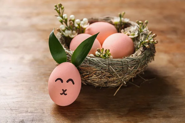 Ahşap tablo Easter Yumurta yuva — Stok fotoğraf
