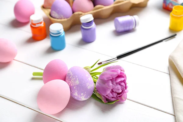 Színes húsvéti tojás és a festékek, a táblázat — Stock Fotó