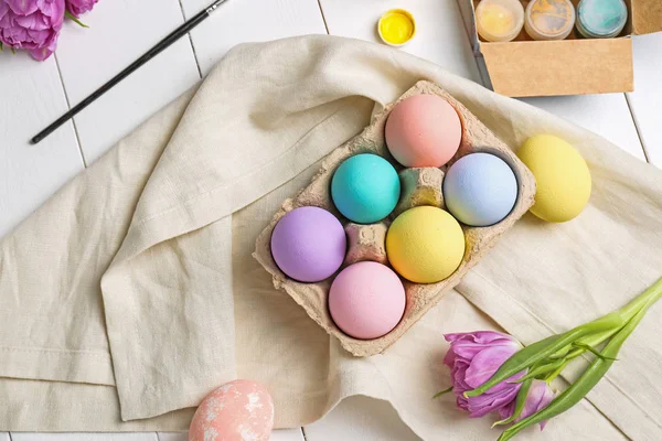 다채로운 부활절 계란과 테이블에 페인트 — 스톡 사진