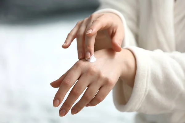 Mujer joven aplicando crema de manos, primer plano — Foto de Stock