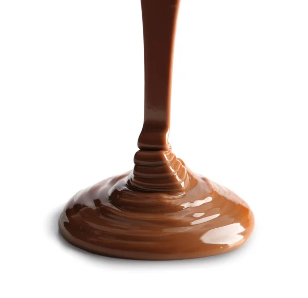 Verter chocolate derretido sobre fondo blanco — Foto de Stock