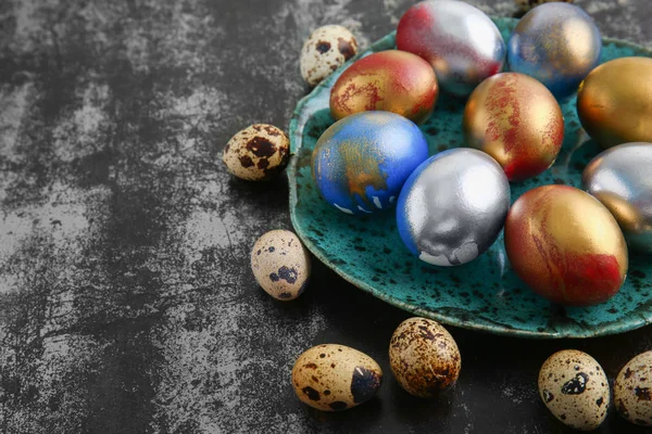 Szép húsvéti tojást a sötét háttér képességű — Stock Fotó