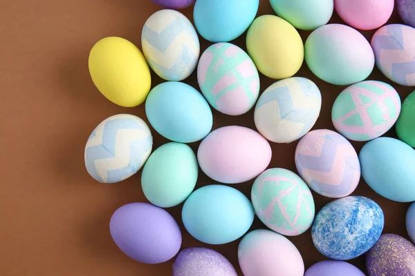 Beaucoup de beaux œufs de Pâques sur fond de couleur — Photo