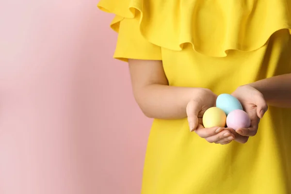 Paskalya yumurtaları renkli arka plan, closeup üzerinde kadınla — Stok fotoğraf