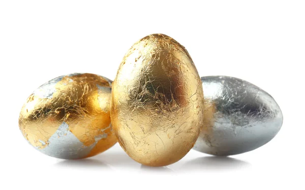 Krásné velikonoční vajíčka na bílém pozadí — Stock fotografie