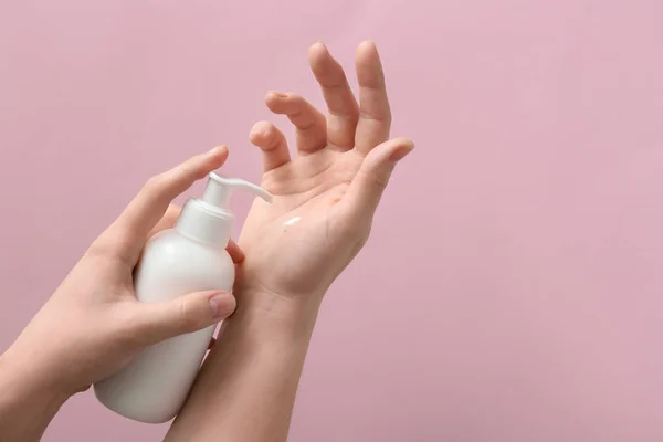 Female hands with bottle of natural cream on color background — Stock Photo, Image