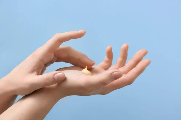 Female hands with natural cream on color background — Stock Photo, Image