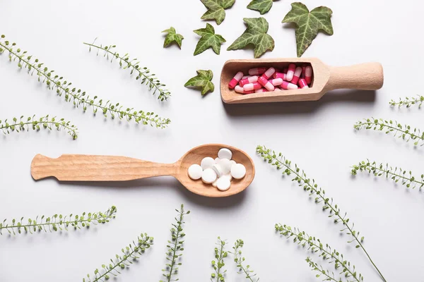 Diferentes píldoras basadas en plantas sobre fondo claro — Foto de Stock