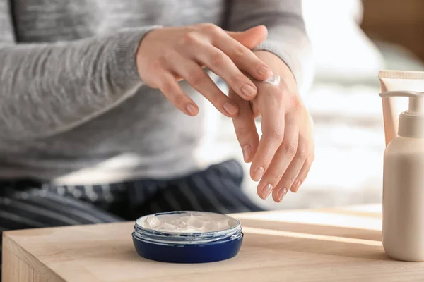 Mujer aplicando crema natural sobre la piel, primer plano — Foto de Stock