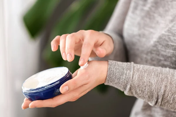 Donna che applica la crema naturale sulla pelle, primo piano — Foto Stock