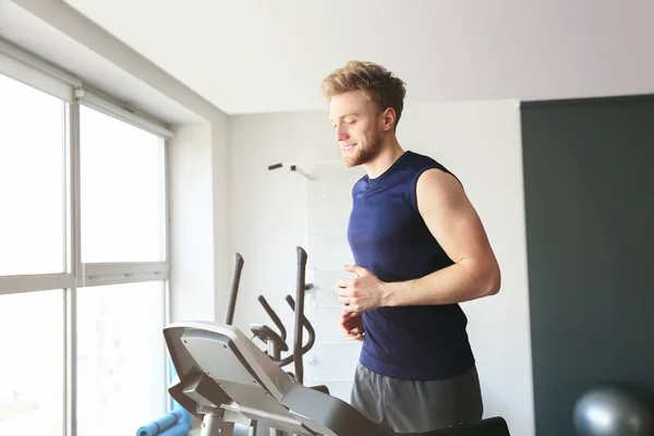 Sportowy młodego człowieka, trening na bieżni w siłowni — Zdjęcie stockowe