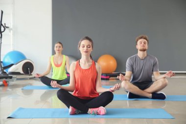 Grup pratik yoga salonunda insan