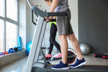Spor salonunda treadmill eğitim sportif genç adam