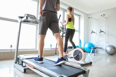 Spor salonu makinelerde eğitim sportif gençler