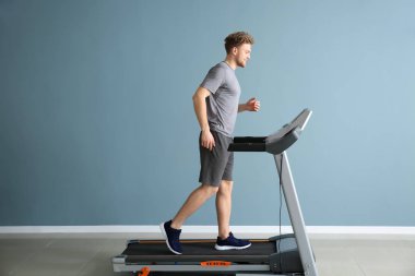 Spor salonunda treadmill eğitim sportif genç adam