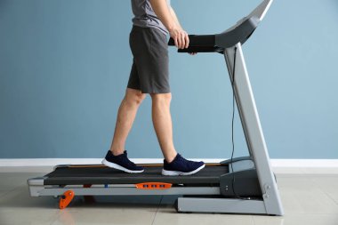 Spor salonunda treadmill eğitim sportif genç adam