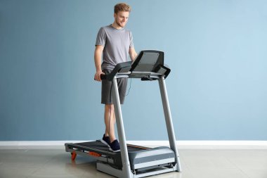 Spor salonunda treadmill eğitim sportif genç adam