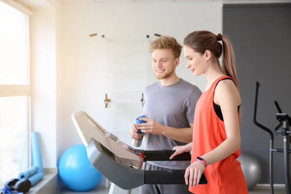 Sporty people training in gym — Stock Photo, Image