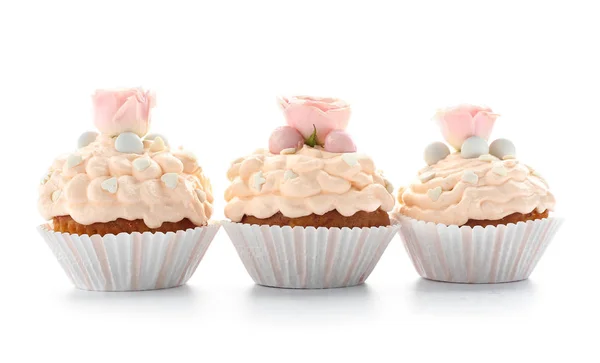 Sabrosos cupcakes de Pascua sobre fondo blanco — Foto de Stock